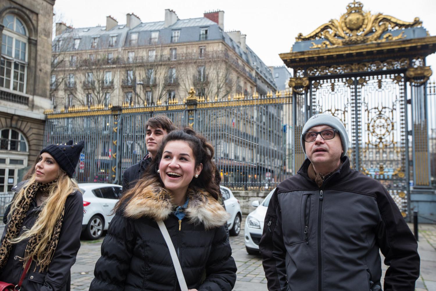 <a href='http://aapqka.strassenhuren.net'>BETVLCTOR伟德登录</a> French Professor Pascal Rollet leads students on a study tour in Paris.