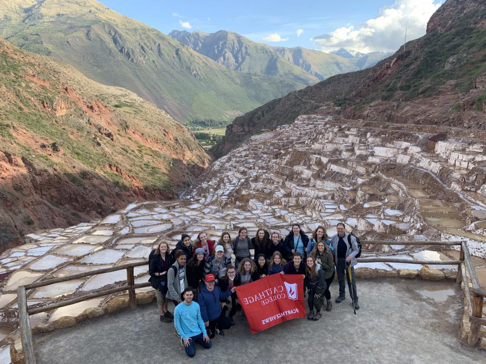 Students and faculty in Peru during the January 2022 j项.